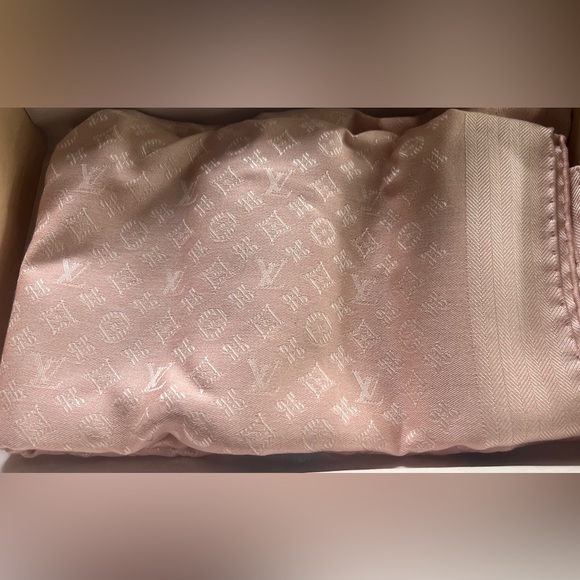 Authentic Louis Vuitton evermore shawl - Picture 6 of 6